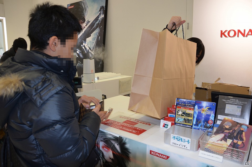 PS3「メタルギア ライジング リベンジェンス」ついに発売！開店前から長蛇の列ができた発売記念抽選会の模様をお届けの画像12