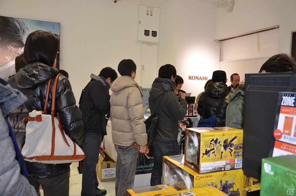 PS3「メタルギア ライジング リベンジェンス」ついに発売！開店前から長蛇の列ができた発売記念抽選会の模様をお届けの画像2