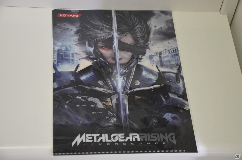 PS3「メタルギア ライジング リベンジェンス」ついに発売！開店前から長蛇の列ができた発売記念抽選会の模様をお届けの画像8