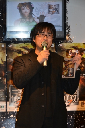 パッケージとオリジナルエクポカードを手にした鈴木亮浩氏