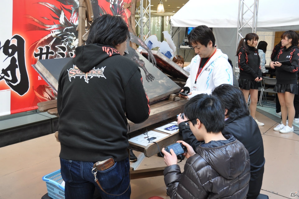 開発陣と一緒に体験版には未収録の魔物と共闘！会場にはコンセプターの稲船敬二氏の姿も！PS Vita「SOUL SACRIFICE」試遊体験イベントレポートの画像29