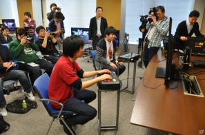 会場が当時のゲームセンターのように盛り上がった「カプコン アーケード キャビネット」＆「ヴァンパイア リザレクション」ドノヴァンでハギーを倒してプレゼントGET！媒体対決ゲーム大会レポートの画像60
