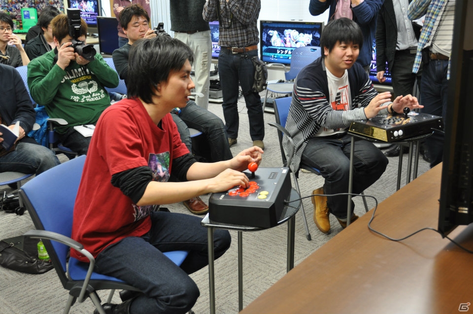 会場が当時のゲームセンターのように盛り上がった「カプコン アーケード キャビネット」＆「ヴァンパイア リザレクション」ドノヴァンでハギーを倒してプレゼントGET！媒体対決ゲーム大会レポートの画像61