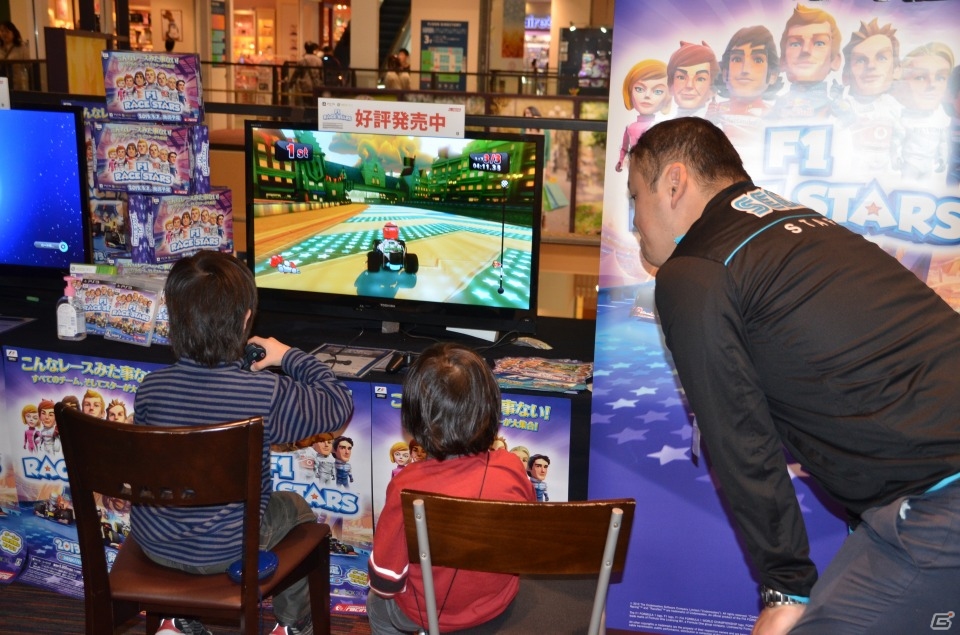 子供も大人も夢中になってプレイ―PS3/Xbox 360「F1 RACE STARS」店頭体験会の模様をレポートの画像6