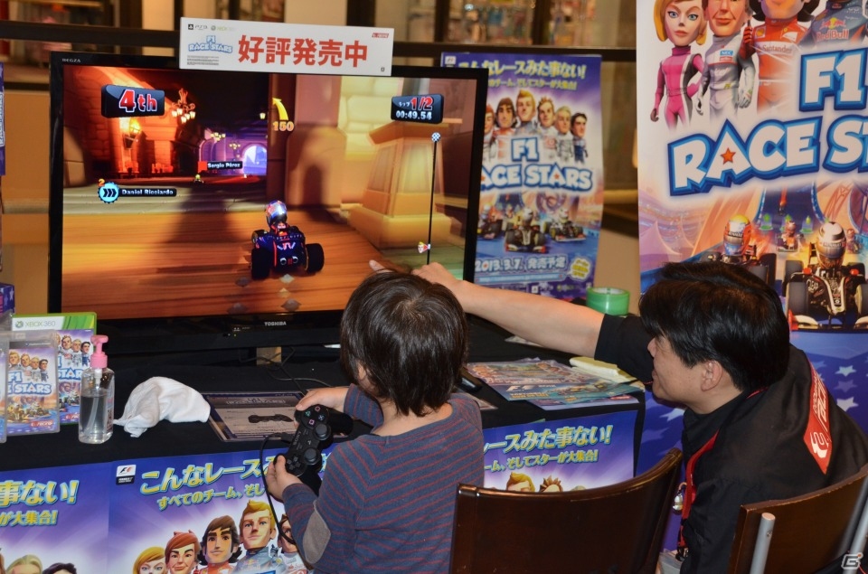 子供も大人も夢中になってプレイ―PS3/Xbox 360「F1 RACE STARS」店頭体験会の模様をレポートの画像7