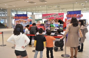 親子で一緒にレースを楽しむ姿が見られた「第4回こどもモーターショー」でのPS3/Xbox 360「F1 RACE STARS」店頭体験会レポートの画像13