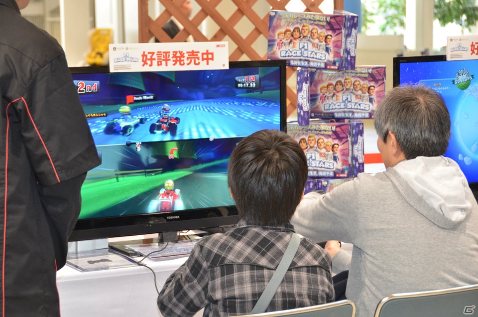 親子で一緒にレースを楽しむ姿が見られた「第4回こどもモーターショー」でのPS3/Xbox 360「F1 RACE STARS」店頭体験会レポートの画像10