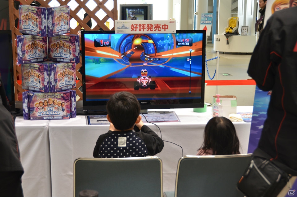 親子で一緒にレースを楽しむ姿が見られた「第4回こどもモーターショー」でのPS3/Xbox 360「F1 RACE STARS」店頭体験会レポートの画像12