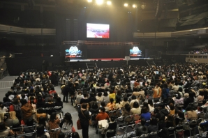 オープニングでの激しい演技、西川貴教さんと出演者の爆笑トークショーや座布団ゴルフも！？最新作も電撃発表された「バサラ祭2013 ～春の陣～」3月30日公演レポの画像6