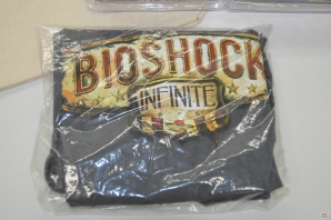 「バイオショック インフィニット」ゲーム序盤でブッカーが持つ木箱がなぜか編集部に到着…！？いったい中には？藤原啓治さん、沢城みゆきさんのサイン入り色紙プレゼントもの画像20