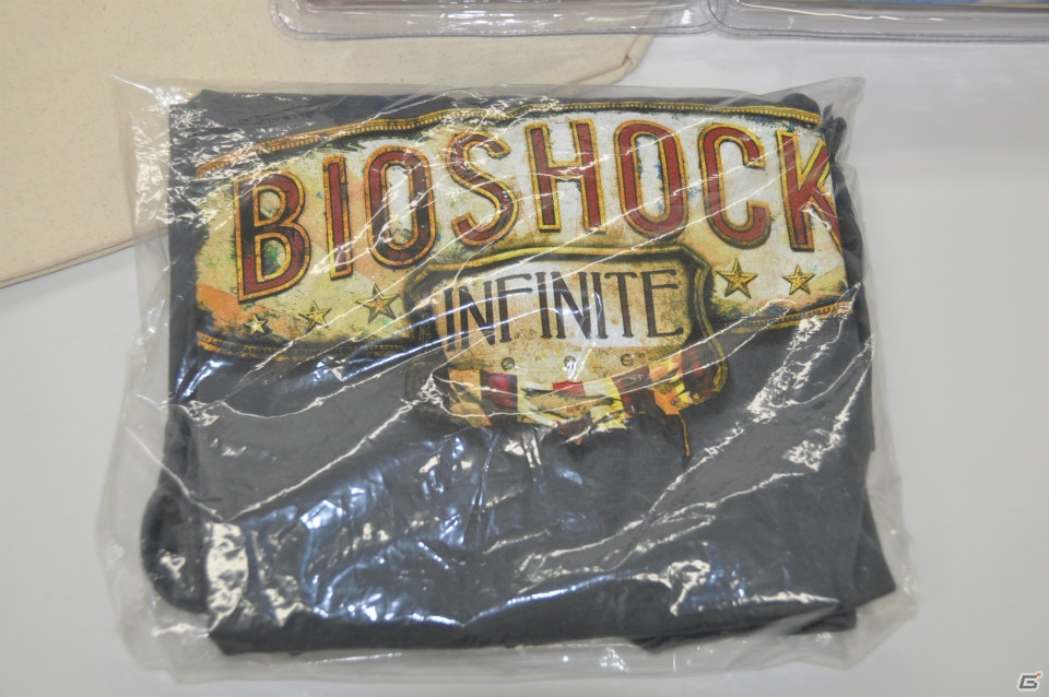 「バイオショック インフィニット」ゲーム序盤でブッカーが持つ木箱がなぜか編集部に到着…！？いったい中には？藤原啓治さん、沢城みゆきさんのサイン入り色紙プレゼントもの画像20