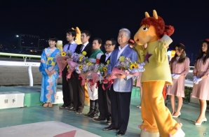 植田佳奈さんがジャパンダートダービーの優勝馬を予想―「ガンスリンガー ストラトス」と東京シティ競馬場とのコラボイベントの模様をお届けの画像14