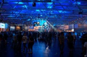 【gamescom 2013】「TITANFALL」の巨大ロボットがド迫力！「BATTLEFIELD4」や「NEED FOR SPEED RIVAL」など話題作の試遊に長蛇の列ができた「Electronic Arts」ブースレポートの画像1