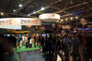 【gamescom 2013】棺桶で寝ながらプレイする「Castlevania -Lords of Shadow- 2」やシリーズ最新作「PES 2014」が出展された「KONAMI」ブースをレポートの画像1