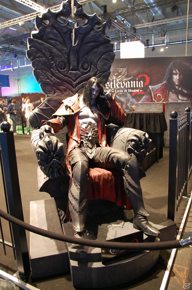【gamescom 2013】棺桶で寝ながらプレイする「Castlevania -Lords of Shadow- 2」やシリーズ最新作「PES 2014」が出展された「KONAMI」ブースをレポートの画像2