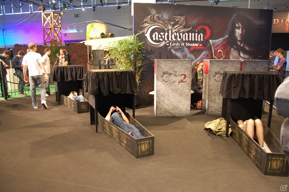 【gamescom 2013】棺桶で寝ながらプレイする「Castlevania -Lords of Shadow- 2」やシリーズ最新作「PES 2014」が出展された「KONAMI」ブースをレポートの画像3