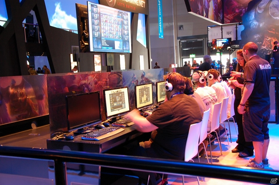 【gamescom 2013】「LEAGUE of LEGENDS」「WARGAMING.NET」などオンラインゲームブースが集まる「ホール8」の様子をレポートの画像16