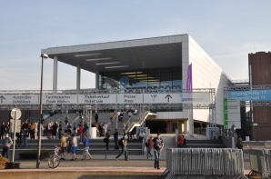 【gamescom 2013】ケルン周辺や会場内プレスルーム、微妙なコスプレイヤーやカオス感がたまらない「ホール10」を紹介！の画像4