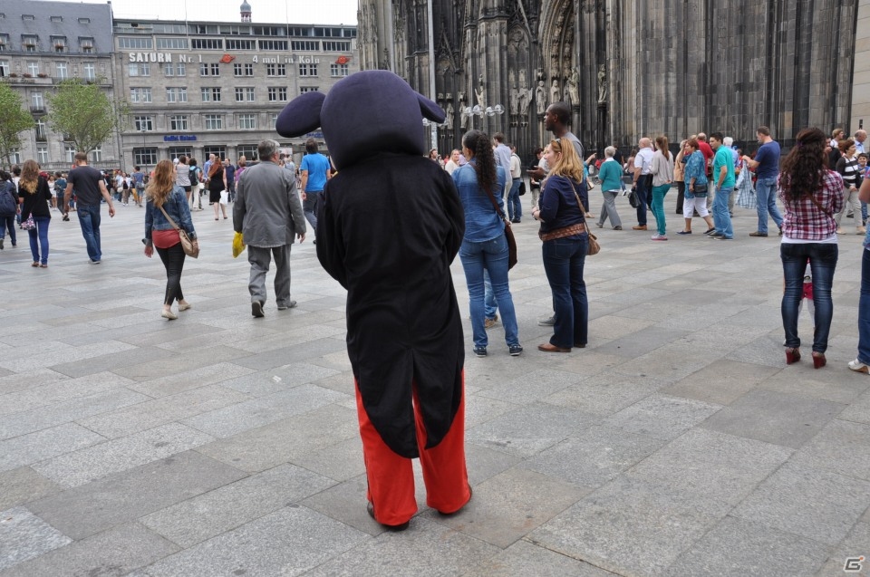 【gamescom 2013】ケルン周辺や会場内プレスルーム、微妙なコスプレイヤーやカオス感がたまらない「ホール10」を紹介！の画像18