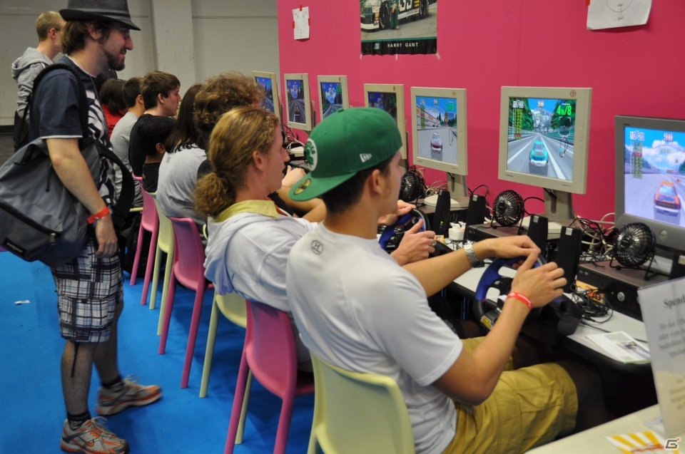 【gamescom 2013】ケルン周辺や会場内プレスルーム、微妙なコスプレイヤーやカオス感がたまらない「ホール10」を紹介！の画像37