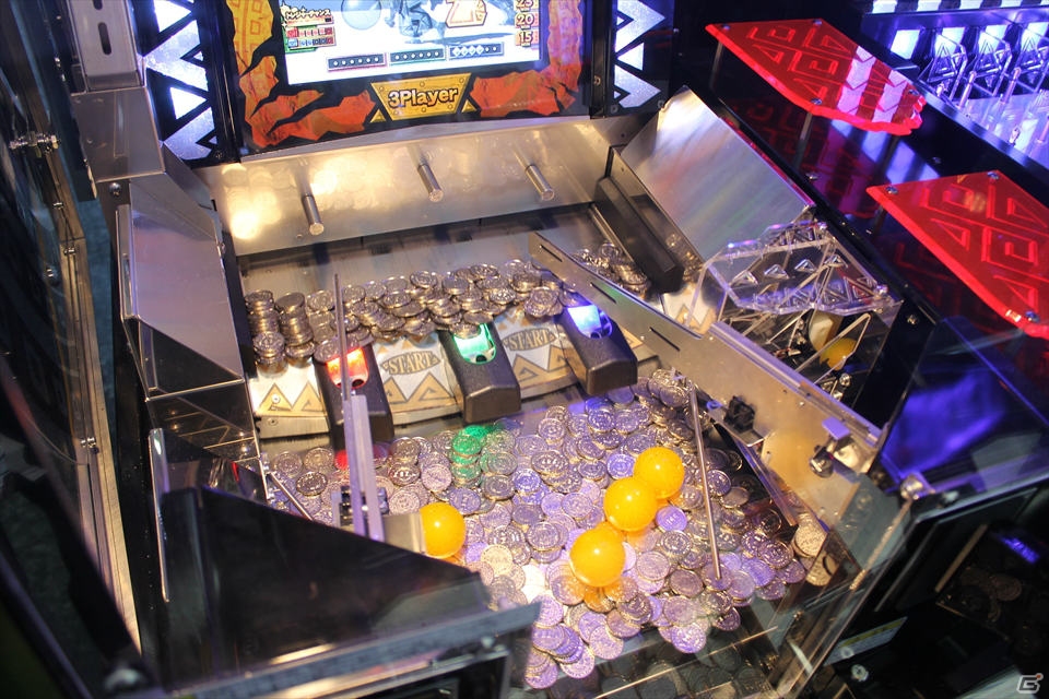 タッチスライダー機能を搭載した「初音ミク Project DIVA Arcade Future Tone」、遊びやすくなった「モンスターハンター メダルハンティング コンパクト」など最新アーケードゲームが登場した「SEGA PRIVATE SHOW 2013」の画像14