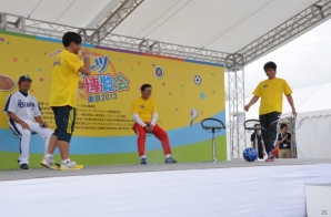 プロ野球OBの吉井理人さんと佐伯貴弘さんが「実況パワフルプロ野球2013」で対戦！「スポーツ博覧会・東京2013」に出展したKONAMIブースの模様をお届けの画像11