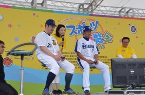 プロ野球OBの吉井理人さんと佐伯貴弘さんが「実況パワフルプロ野球2013」で対戦！「スポーツ博覧会・東京2013」に出展したKONAMIブースの模様をお届けの画像12