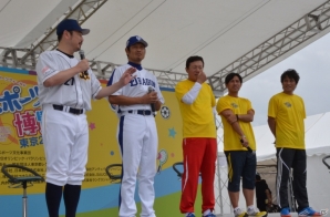 プロ野球OBの吉井理人さんと佐伯貴弘さんが「実況パワフルプロ野球2013」で対戦！「スポーツ博覧会・東京2013」に出展したKONAMIブースの模様をお届けの画像8