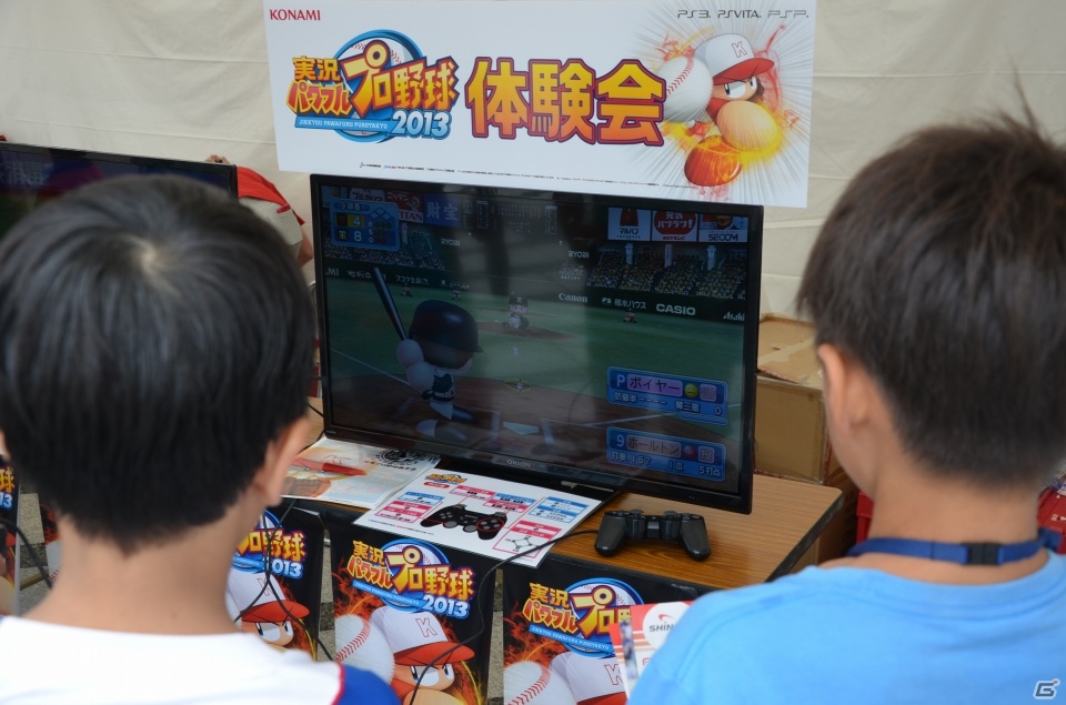 プロ野球OBの吉井理人さんと佐伯貴弘さんが「実況パワフルプロ野球2013」で対戦！「スポーツ博覧会・東京2013」に出展したKONAMIブースの模様をお届けの画像2