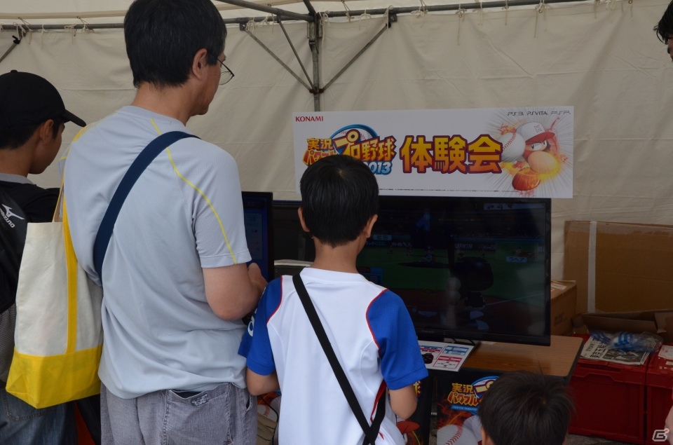 プロ野球OBの吉井理人さんと佐伯貴弘さんが「実況パワフルプロ野球2013」で対戦！「スポーツ博覧会・東京2013」に出展したKONAMIブースの模様をお届けの画像3