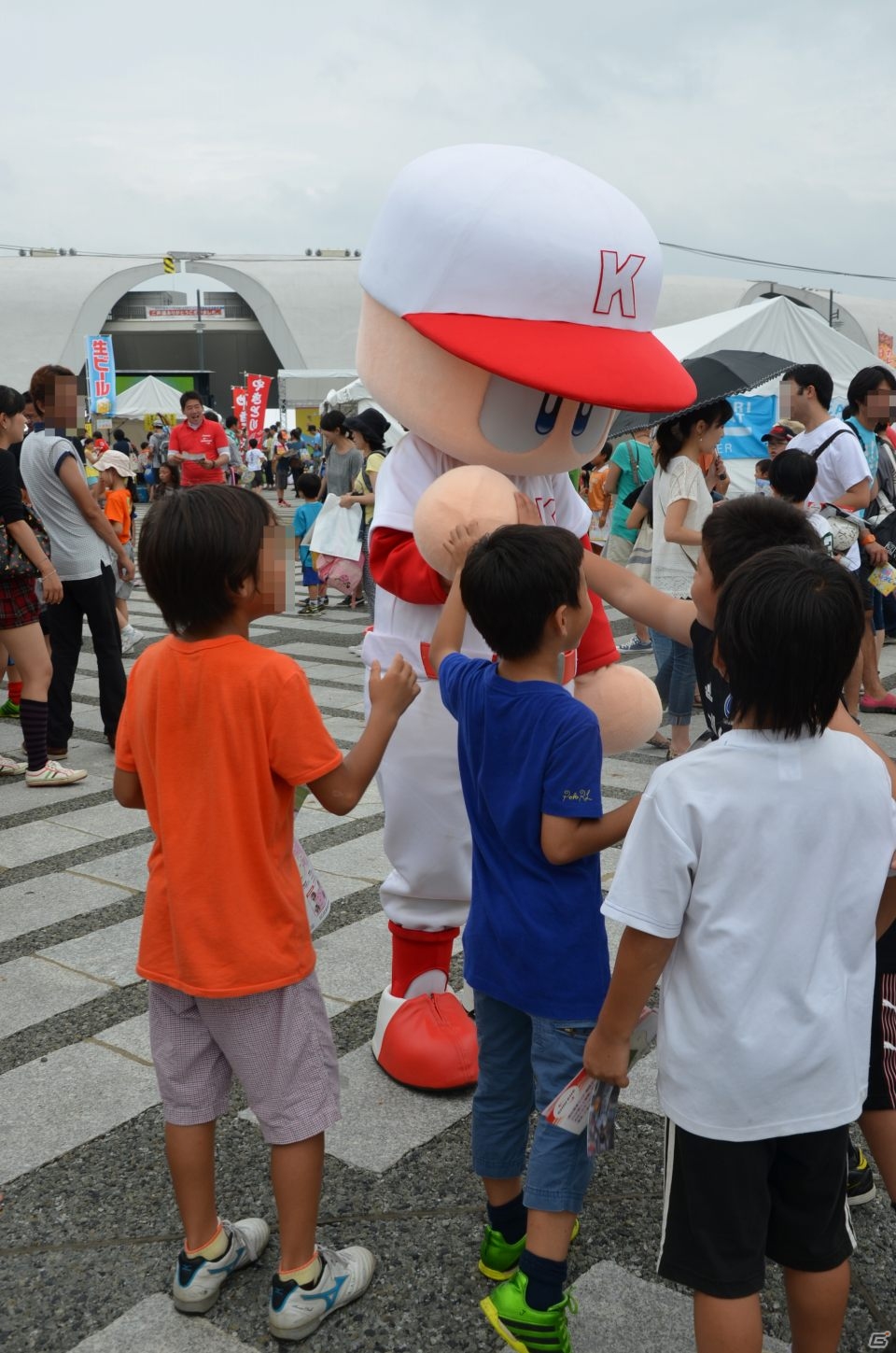 プロ野球OBの吉井理人さんと佐伯貴弘さんが「実況パワフルプロ野球2013」で対戦！「スポーツ博覧会・東京2013」に出展したKONAMIブースの模様をお届けの画像7