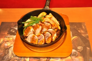レッドドラゴンのステーキやキャラクターの個性をイメージしたカクテルでキャンプの食事シーンを再現！「ドラゴンズクラウン」レストランコラボ内覧会レポートの画像12