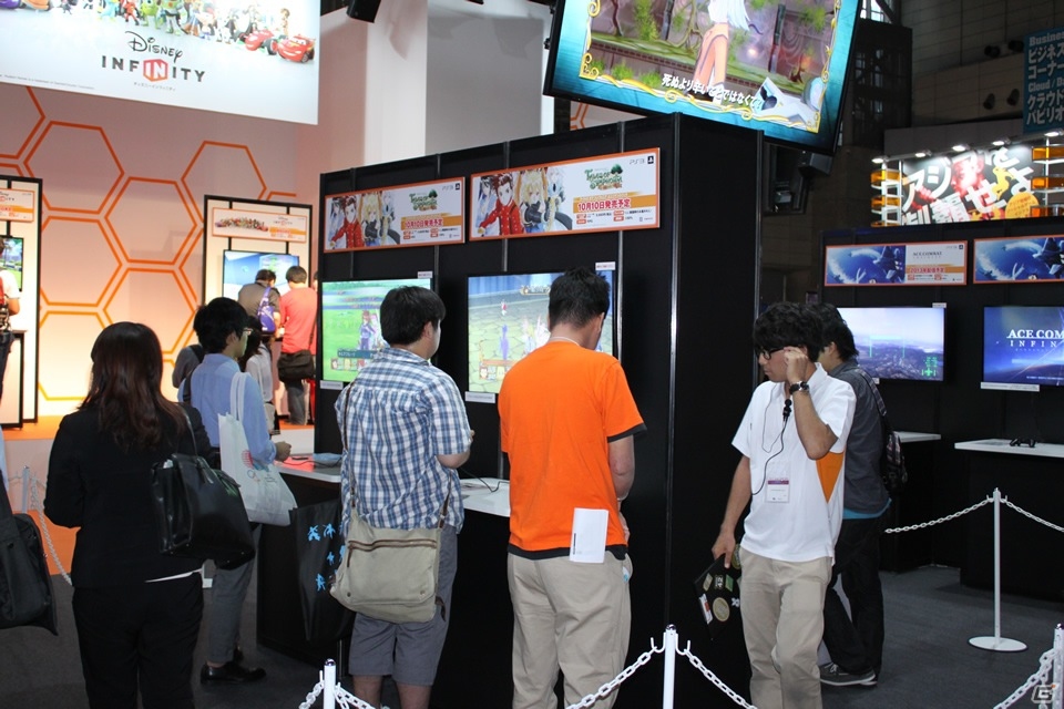 【TGS 2013】「ゴッドイーター2」や「Jスターズ　ビクトリーバーサス」の大型セットやコスプレコンパニオンがお出迎え！「バンダイナムコゲームス」ブースレポートの画像12