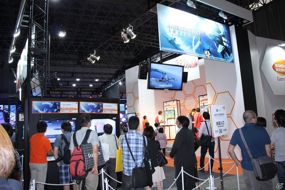 【TGS 2013】「ゴッドイーター2」や「Jスターズ　ビクトリーバーサス」の大型セットやコスプレコンパニオンがお出迎え！「バンダイナムコゲームス」ブースレポートの画像15