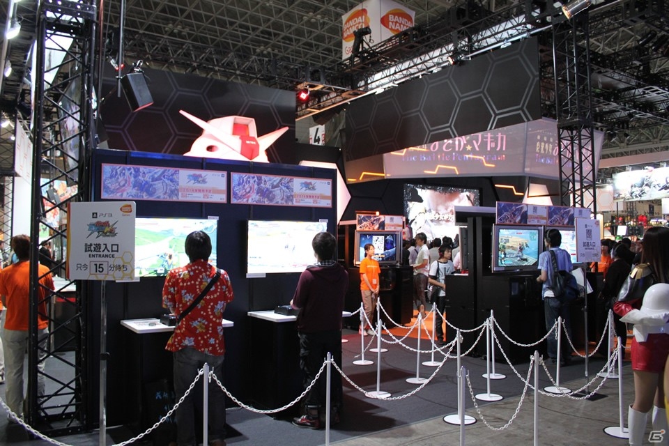 【TGS 2013】「ゴッドイーター2」や「Jスターズ　ビクトリーバーサス」の大型セットやコスプレコンパニオンがお出迎え！「バンダイナムコゲームス」ブースレポートの画像9