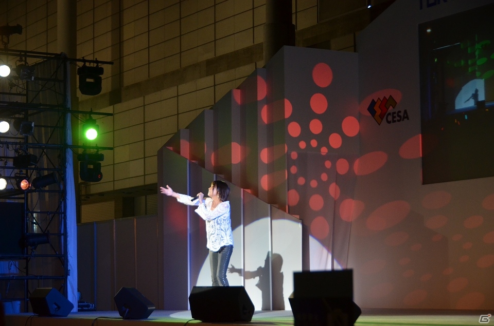 【TGS 2013】AC版最新作も鋭意開発中！歴代主題歌アーティストによるライブが楽しめた「機動戦士ガンダム エクストリームバーサス フルブースト」ステージの画像1