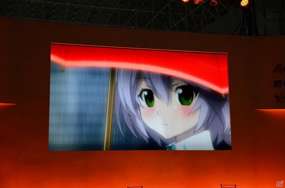 【TGS 2013】メイド姿の広報見習いがアキバを紹介―主題歌を歌う春奈るなさんも駆けつけたPS3/PS Vita「アキバズトリップ2」ステージイベントレポートの画像2