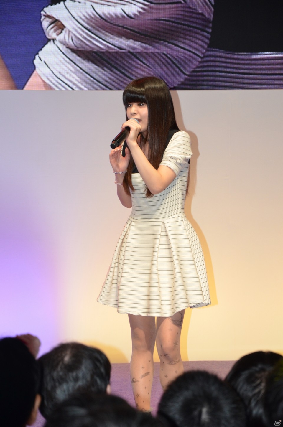 【TGS 2013】メイド姿の広報見習いがアキバを紹介―主題歌を歌う春奈るなさんも駆けつけたPS3/PS Vita「アキバズトリップ2」ステージイベントレポートの画像22