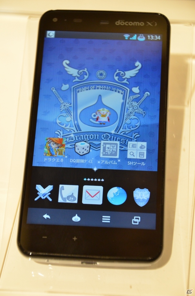 NTTドコモ、新商品・新サービスの発表会を開催―会場に展示されていた「ドラゴンクエスト」とのコラボスマートフォンをレポートの画像5