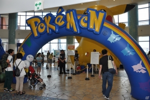 大きなピカチュウバルーンがお出迎え！メガバシャーモとの対戦コーナーやハリマロンとの記念撮影もできたぞ！3DS「ポケットモンスター X・Y」発売記念イベントレポートの画像1