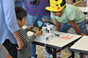 大きなピカチュウバルーンがお出迎え！メガバシャーモとの対戦コーナーやハリマロンとの記念撮影もできたぞ！3DS「ポケットモンスター X・Y」発売記念イベントレポートの画像11