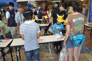 大きなピカチュウバルーンがお出迎え！メガバシャーモとの対戦コーナーやハリマロンとの記念撮影もできたぞ！3DS「ポケットモンスター X・Y」発売記念イベントレポートの画像12