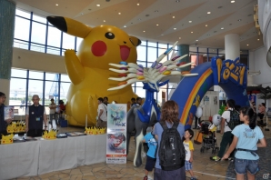大きなピカチュウバルーンがお出迎え！メガバシャーモとの対戦コーナーやハリマロンとの記念撮影もできたぞ！3DS「ポケットモンスター X・Y」発売記念イベントレポートの画像2