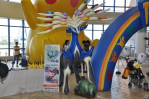 大きなピカチュウバルーンがお出迎え！メガバシャーモとの対戦コーナーやハリマロンとの記念撮影もできたぞ！3DS「ポケットモンスター X・Y」発売記念イベントレポートの画像3