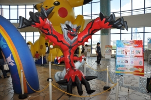 大きなピカチュウバルーンがお出迎え！メガバシャーモとの対戦コーナーやハリマロンとの記念撮影もできたぞ！3DS「ポケットモンスター X・Y」発売記念イベントレポートの画像4