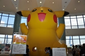 大きなピカチュウバルーンがお出迎え！メガバシャーモとの対戦コーナーやハリマロンとの記念撮影もできたぞ！3DS「ポケットモンスター X・Y」発売記念イベントレポートの画像7