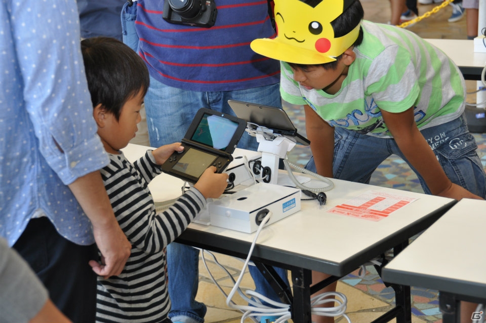 大きなピカチュウバルーンがお出迎え！メガバシャーモとの対戦コーナーやハリマロンとの記念撮影もできたぞ！3DS「ポケットモンスター X・Y」発売記念イベントレポートの画像11