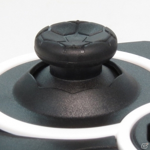 サッカーゲームの操作性に特化した特殊仕様のPS3用コントローラ「ファンタジスタ for PlayStaton3 ブラック/ホワイト」が11月に発売予定の画像4