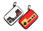 懐かしいレトロゲームデザインの3DS LL用本体収納ポーチ「レトロフェイスポーチ（FCレッド/PCEホワイト）」が10月29日に発売