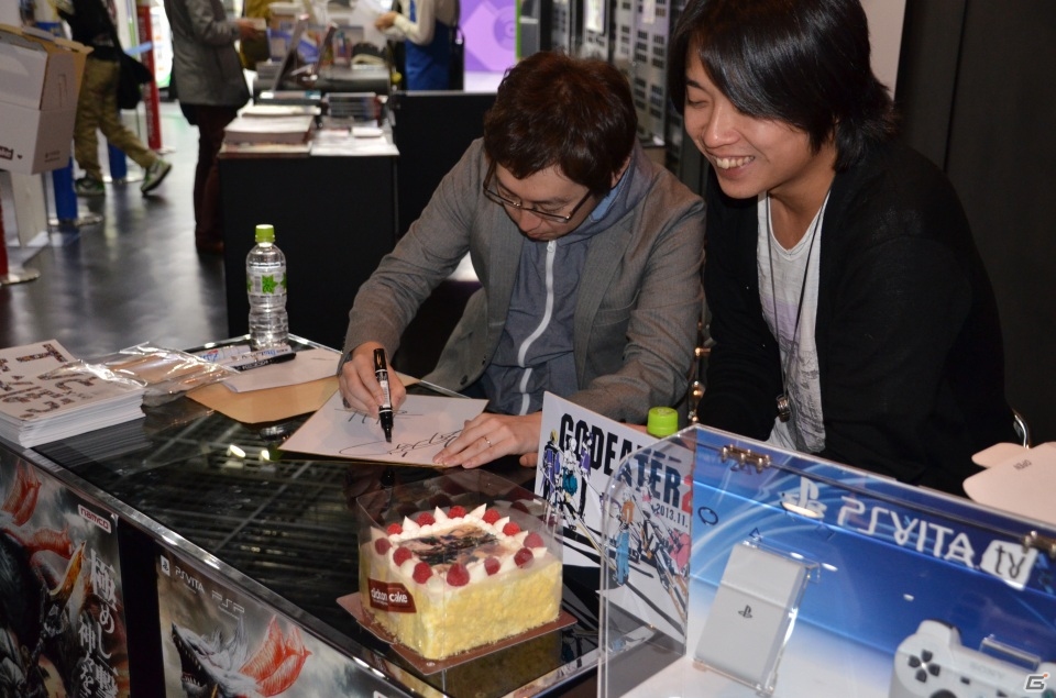 50万本出荷の発表も―PS Vita/PSP「ゴッドイーター2」プロデューサー富澤氏やディレクター吉村氏も登場した発売記念イベントの模様をお届けの画像12